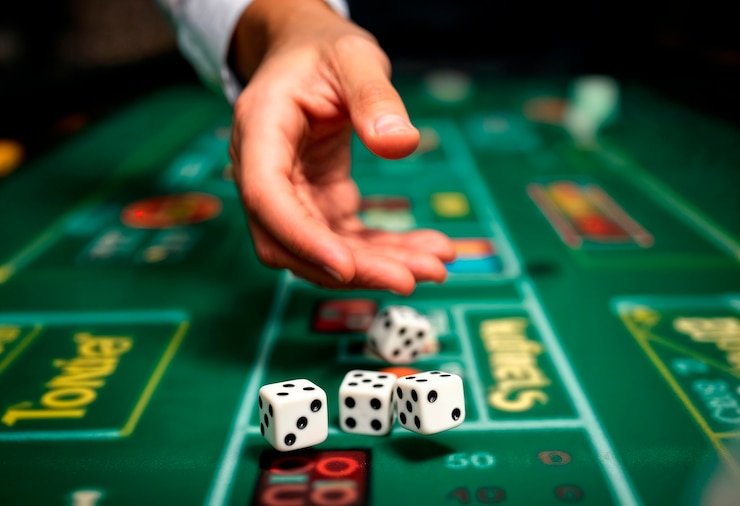 Studio dealer pejuang303 dengan meja blackjack dan dealer profesional dalam siaran HD langsung